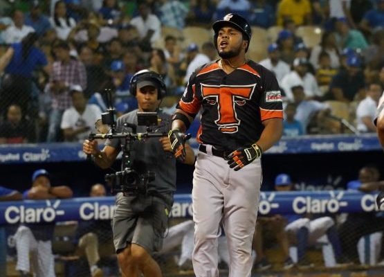 Jeimer Candelario disparó jonrón para guiar a los Toros y empatar serie final ante el Licey