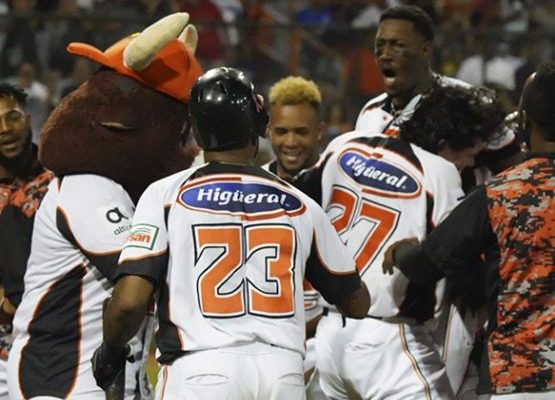 Toros del Este toma ventaja 2-1 en la serie final sobre el Licey