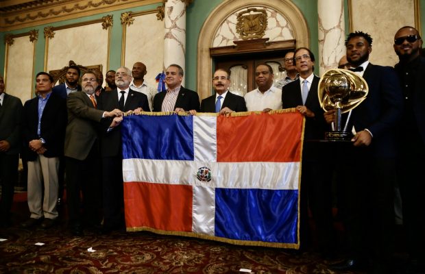 Presidente Danilo Medina hace entrega de la bandera a los Toros y les dice ¡“Que traigan la 20”!