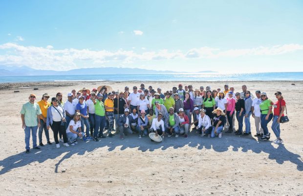 Intensa jornada de limpieza de playas