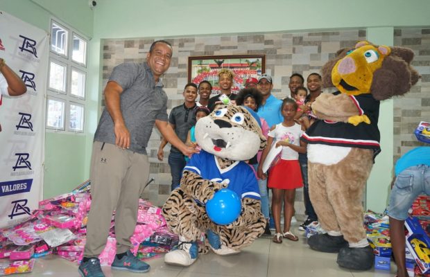 Fundación y Liga Pimentel  entregan juguetes a niños  de escasos recursos