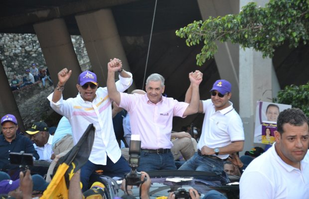 Gonzalo Castillo y Abel Martínez encabezan multitudinaria marcha-caravana