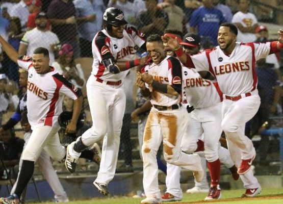 Toros del este remontan para vencer a las Águilas y Los Leones dejan en el terreno al Licey