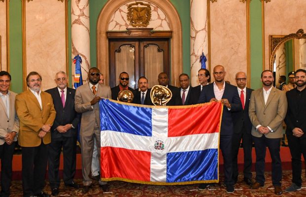 Presidente Danilo Medina recibe a los campeones del caribe Toros del este
