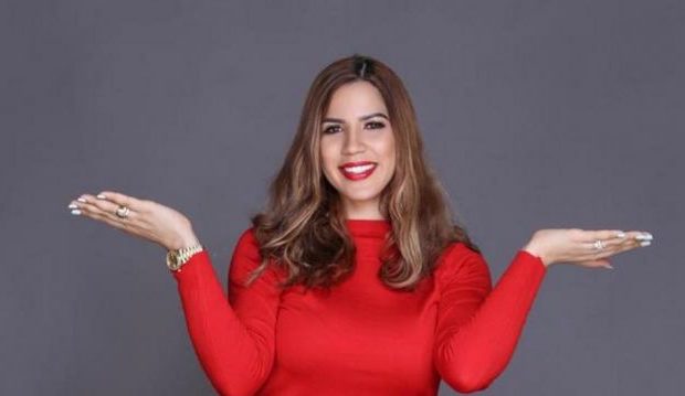 Yubelkis Peralta recibe placa de Youtube por sus 100,000 suscriptores