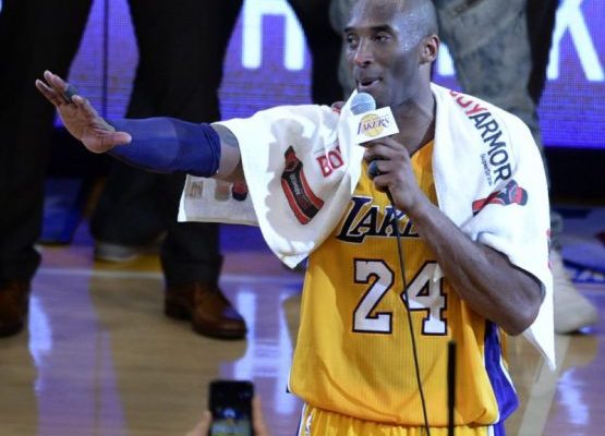 Subastan la toalla que Kobe Bryant usó duarante discurso de despedida