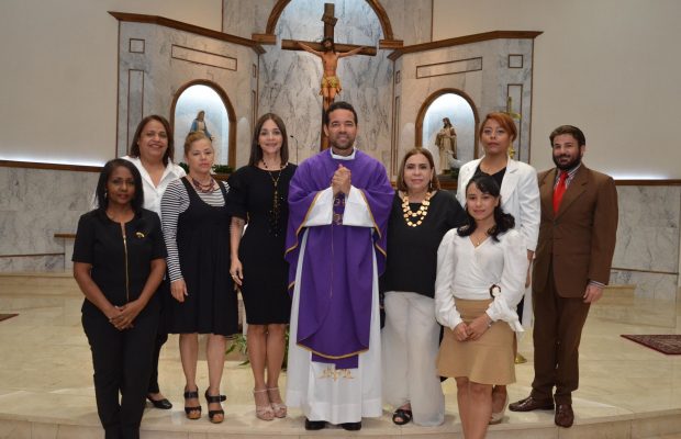 Cronistas Sociales realizan misa por 20 aniversario