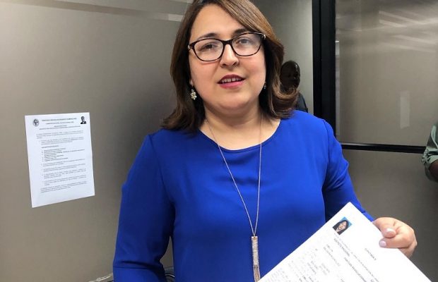 Emelyn Baldera va como candidata a diputada en el DN