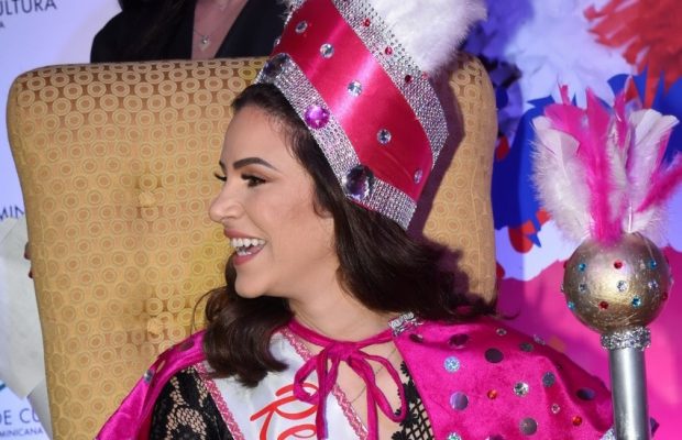 Pamela Sued disfruta su trono de reina del carnaval
