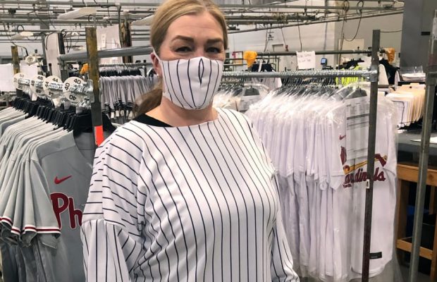 Fanatics utilizan camisas de MLB para hacer máscaras y batas