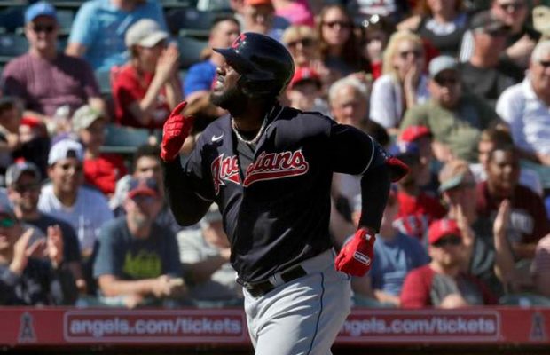 Franmil Reyes batea par de jonrones en victoria de Indios