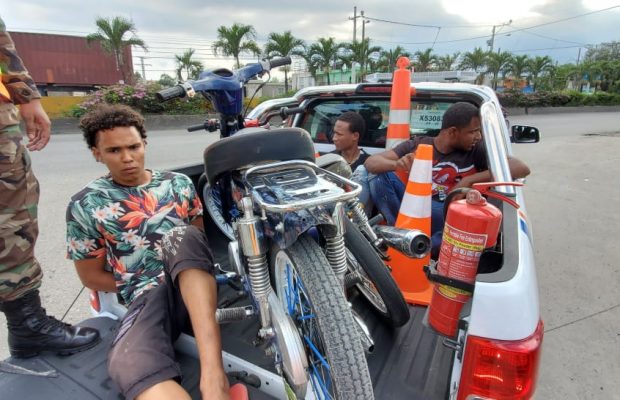 Apresan motoristas por echar carreras en la autopista Duarte