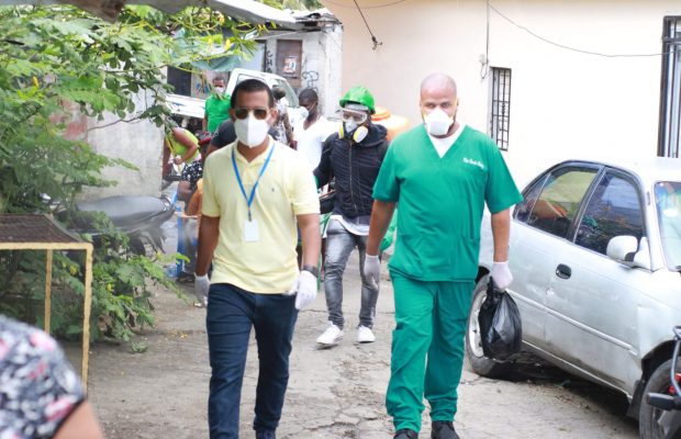 Doctor Cruz Camacho en operativo de  fumigación  en Cristo Rey