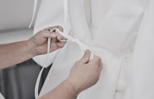 Louis Vuitton fabrica batas para hospitales de París