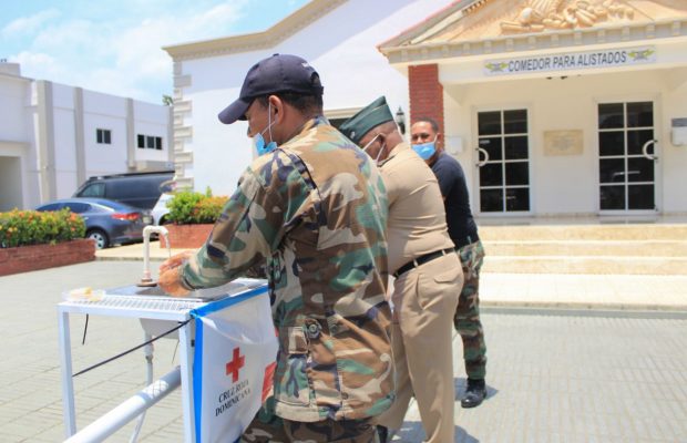 Cruz Roja instala lavamanos en el Ministerio de Defensa