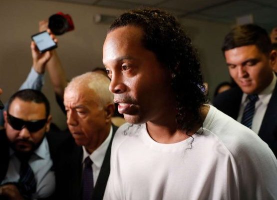 Ronaldinho paga fianza y sale de la cárcel; plantean sacarlo de videjuego