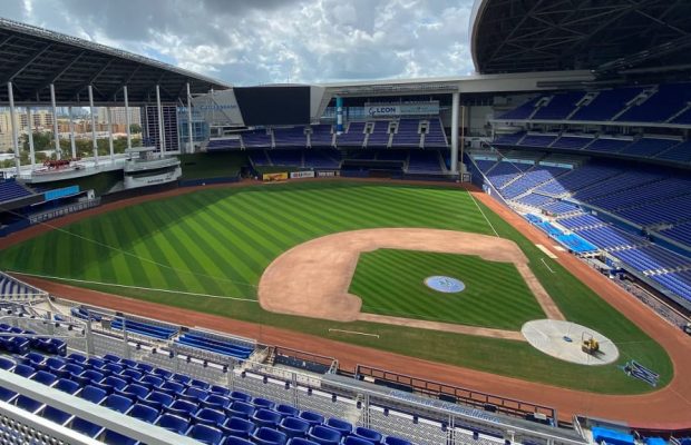 Marlins de Miami completan instalación del césped artificial
