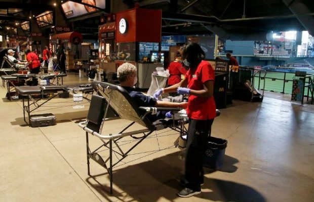 Menos de 1% del personal de Grandes Ligas dio positivo por anticuerpos