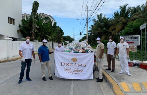 Dreams Palm Beach entrega kits alimenticios a CESTUR