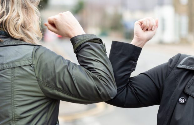 EL coronavirus impuso cambios hasta en la forma de saludar