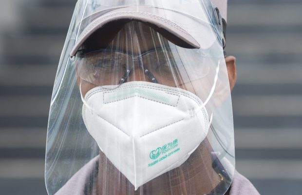 Empresas Polyplas y Termopac fabrican 22,000 protectores faciales confeccionados por universidades e instituciones para ser donados