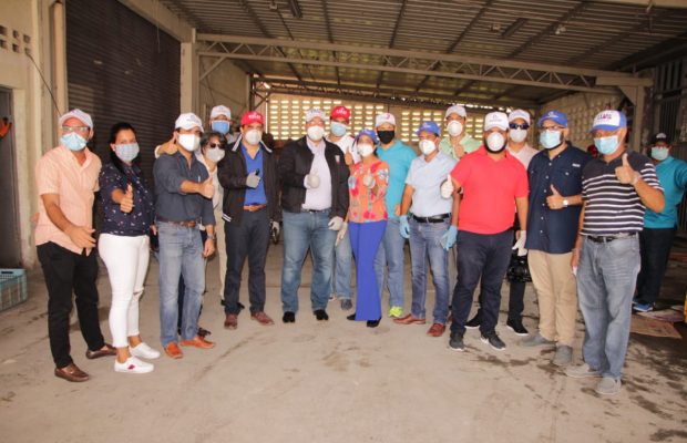 Sector Externo  realiza entrega de alimentos a centro de acopio Luis Abinader