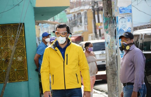 Rafael Paz realiza jornada de desinfección y entrega de alimentos en el Capotillo