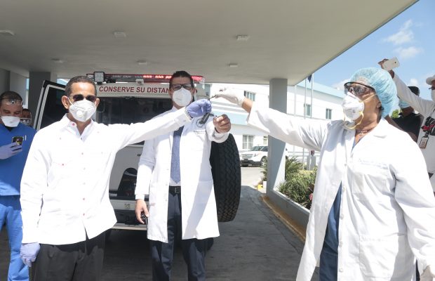 Entregan moderna ambulancia para traslado de pacientes de Covid-19 en Moca