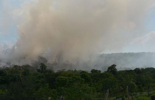 Preocupa humareda provoca incendio en vertedero Duquesa