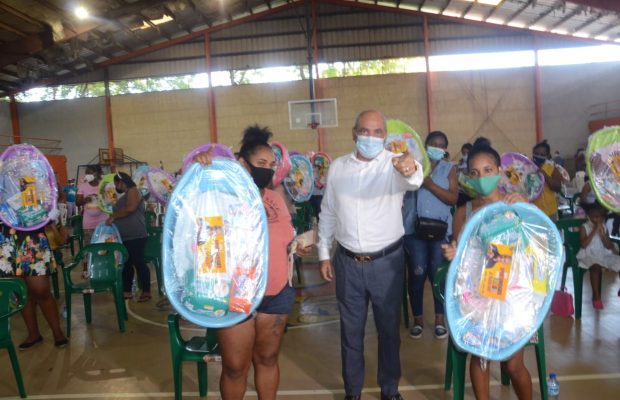 Movimiento que apoya a Gonzalo Castillo entrega canastillas en Cristo Rey