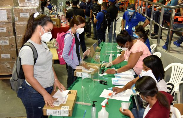 Ministerio de Educación continua en Santiago entrega de computadoras a estudiantes y docentes de Secundaria
