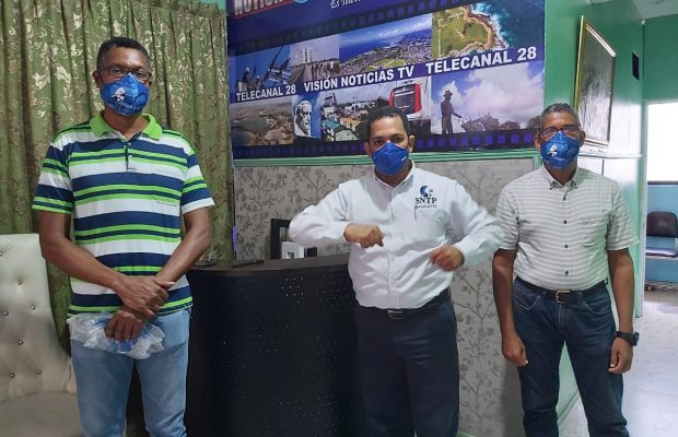 Entregan mascarillas de protección a trabajadores de la prensa de Santo Domingo Este