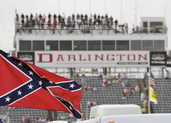 La NASCAR evalua prohibir la banderada confederada durante las carreras