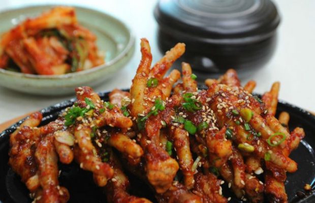 ¿Por qué debes comer patas de pollo?