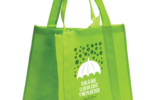 Supermercados Nacional lanza nueva edición limitada de bolsas reusables de Juan Luis Guerra