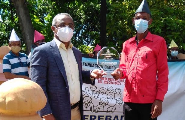 Cenadarte reconoce artesano por liderazgo comunitario