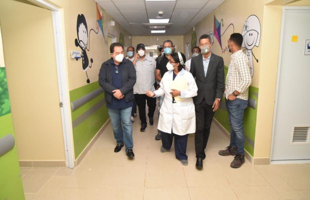Director Servicio de Salud visita hospitales y anuncia nuevas camas COVID-19 en el Robert Reid