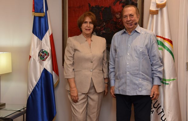 Eduardo Selman recibe en su despacho a la nueva ministra de Cultura, Carmen Heredia