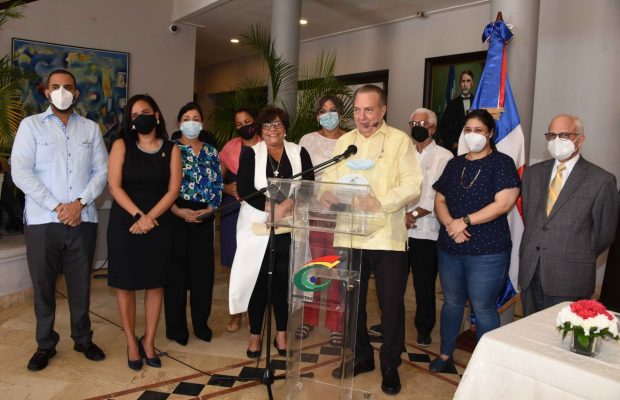 Personal del Ministerio de Cultura reconoce al arquitecto Eduardo Selman
