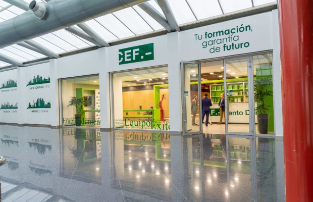 CEF Santo Domingo otorga 35 becas de maestrías a jóvenes talentosos