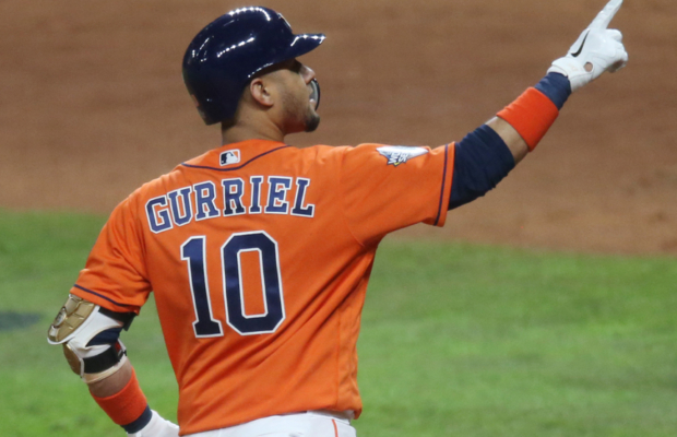 Astros de Houston otorgan extensión de un año a Yuli Gurriel