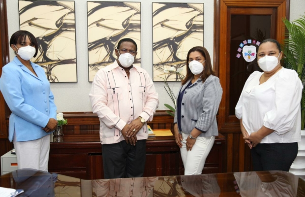 Director SRSM juramenta subdirectora Hospital Robert Read Cabral