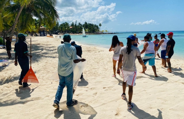 Viva Wyndham Dominicus Beach se suma a la jornada mundial de Limpieza de Playas