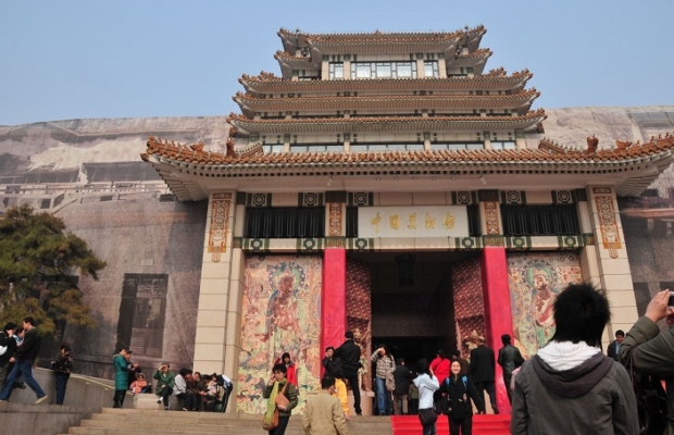 Crean estatuas de educadores sobresalientes en China