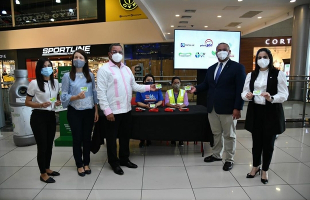 Donan tarjetas de pasaje para promover el reciclaje