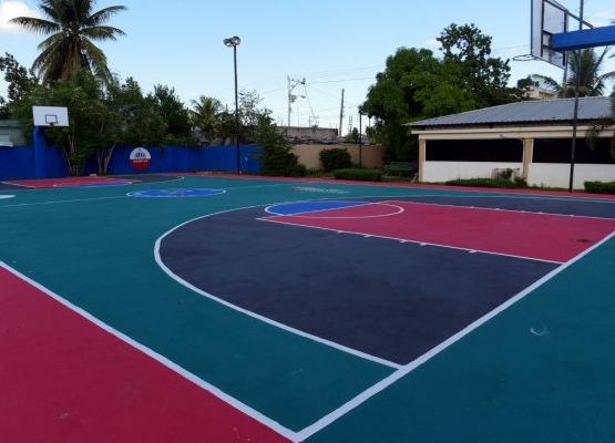Ministerio de Deportes entrega tres canchas renovadas en El Almirante