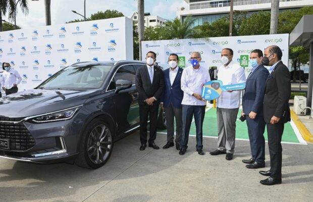 Samuel Pereyra entrega vehículo eléctrico y camión para Pyme