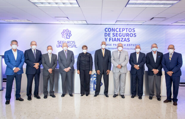 Seguros Universal auspicia libro sobre el sector asegurador
