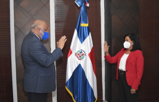 Ministro de Educación juramenta nueva directora de ARS SEMMA
