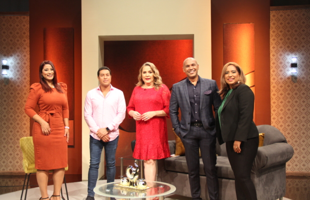 Jatnna Tavares y Manny Cruz este domingo en Fiestas y Personalidades